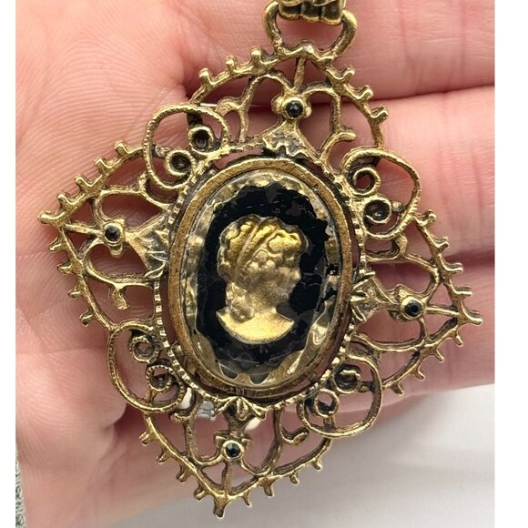Vintage Reverse Glass Intaglio Cameo Pendant Necklace